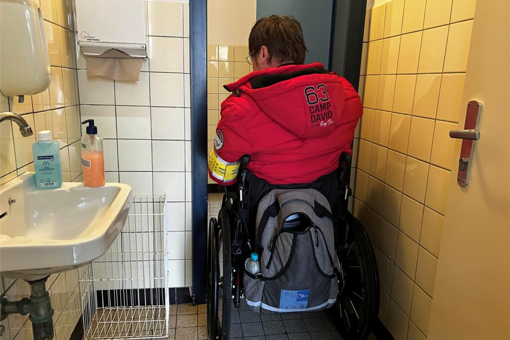 Marius Gellert versucht vergeblich, in die Toilette zu kommen. Marius Gellert versucht vergeblich, in die Toilette zu kommen.