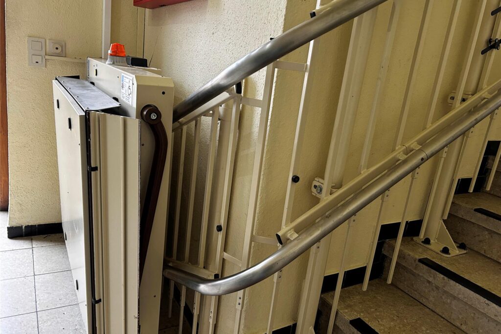 Der Rollstuhllift im Stadtmuseum Werne. Der Rollstuhllift im Stadtmuseum Werne.