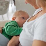Eine Frau stillt ihr Baby.