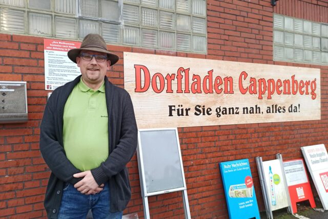 Andreas Kurze steht vor dem Dorfladen Cappenberg