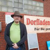 Andreas Kurze steht vor dem Dorfladen Cappenberg