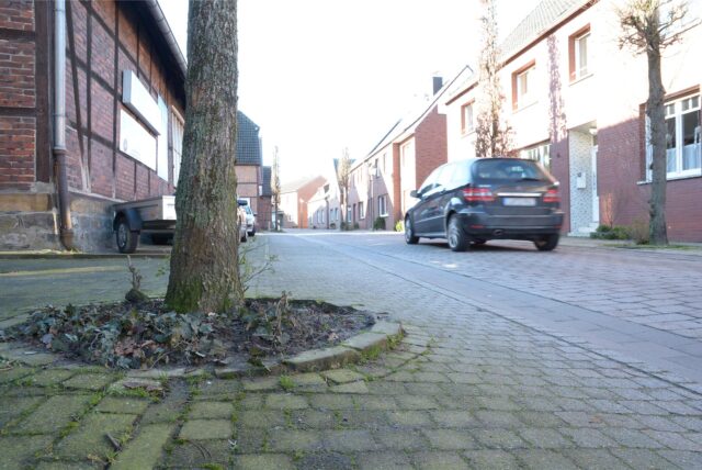 Autos fahren durch die Altenhammstraße in Herbern