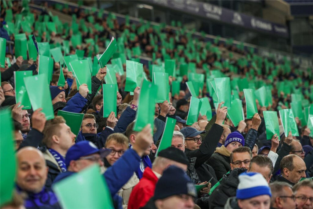 14.11.2024, Fussball, Saison 2024/2025, Mitgliederversammlung 2024 - FC Schalke 04, Mitglieder stimmen mit der grünen Stimmkarte ab. 14.11.2024, Fussball, Saison 2024/2025, Mitgliederversammlung 2024 - FC Schalke 04, Mitglieder stimmen mit der grünen Stimmkarte ab.