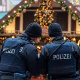 Zwei Polizisten stehen auf dem Weihnachtsmarkt in Frankfurt.
