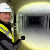 Bernd Heinz, Geschäftsführer von Wasserwerke Westfalen GmbH,  leuchtet mit einer Taschenlampe in den Zwischenspeicher für das aufbereitete Wasser.