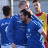VfL Kamens Jarno Bojda (l.) gratuliert Mario Lindener (r.) zum Sieg.