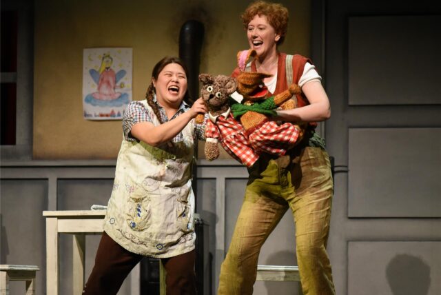 Hänsel (Lina Hoffmann, r.) und Gretel (Heejin Kim) scheinen tatsächlich dem Märchen entsprungen.