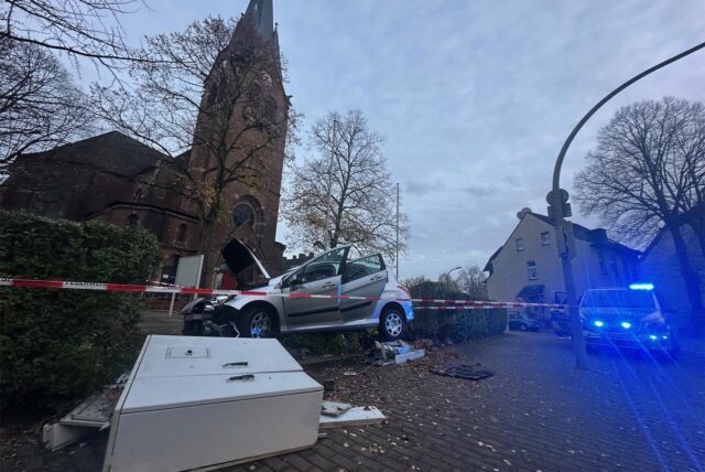 In Eving – direkt gegenüber der Segenskirche – kam es am Sonntag zu einem Verkehrsunfall, bei dem eine Autofahrerin gegen einen Stromkasten fuhr.