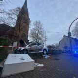 In Eving – direkt gegenüber der Segenskirche – kam es am Sonntag zu einem Verkehrsunfall, bei dem eine Autofahrerin gegen einen Stromkasten fuhr.