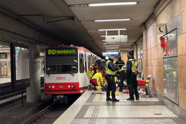 Rettungseinsatz am Gleis der Linie U42 an der Reinoldikirche in Dortmund.