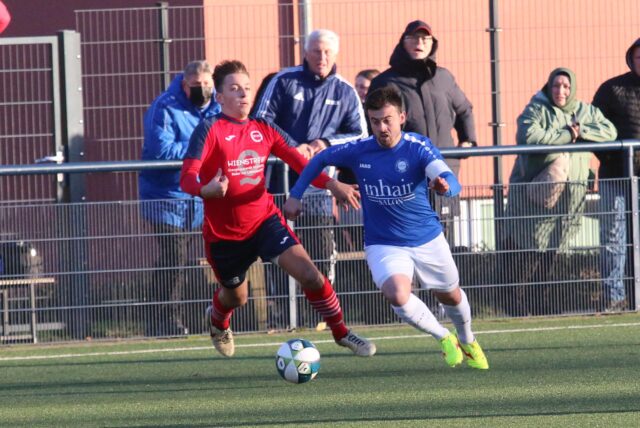 Emre Demir (r.)  war im Spitzenspiel beim SVE Heessen der Antreiber im Mittelfeld des VfL Kamen.