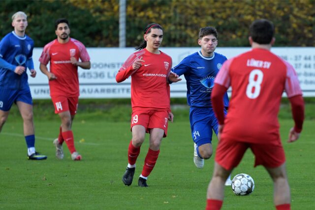 Ennes Yilmaz vom Lüner SV im Zweikampf mit seinem Gegenspieler von der SpVgg Horsthausen.