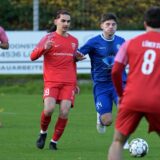 Ennes Yilmaz vom Lüner SV im Zweikampf mit seinem Gegenspieler von der SpVgg Horsthausen.