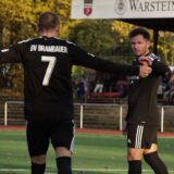 Sören Dvorak (M.) jubelt mit Teamkollegen beim BV Brambauer.