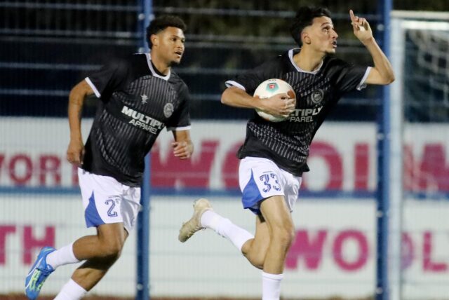 Sipan Uzun nimmt den Ball in die Hand und feiert seinen Treffer.