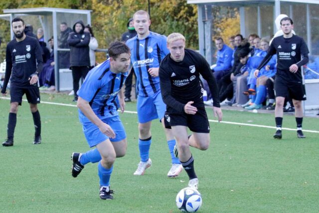 Santino Benning von Eintracht Werne im Zweikampf mit seinem Gegenspieler vom SV Westfalia Rhynern II.