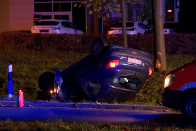 Ein Auto liegt im Straßengraben in Dortmund nach einem Crash auf dem Dach