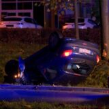 Ein Auto liegt im Straßengraben in Dortmund nach einem Crash auf dem Dach