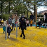 Die Eröffnung des Spielplatzes an der Saline und ein Straßenschild der Brevingstraße in Werne.