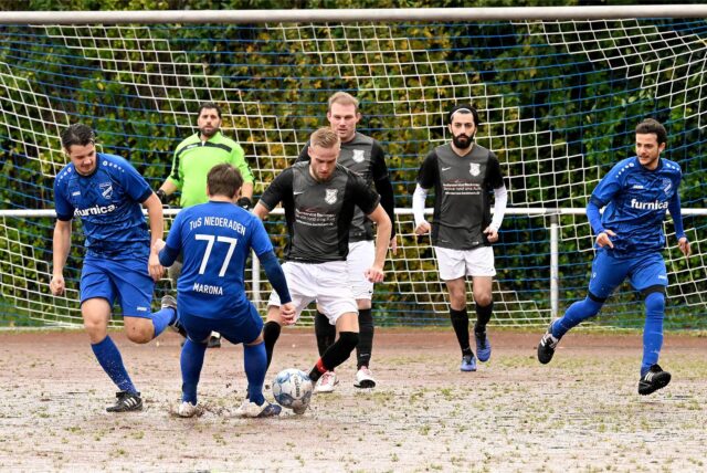Spieler spielen auf dem Ascheplatz beim TuS Niederaden.