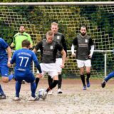 Spieler spielen auf dem Ascheplatz beim TuS Niederaden.