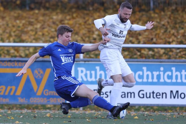 Patrick Eingel vom SuS Olfen geht an einem Gegenspieler von Turo Darfeld vorbei.