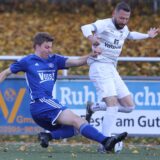 Patrick Eingel vom SuS Olfen geht an einem Gegenspieler von Turo Darfeld vorbei.