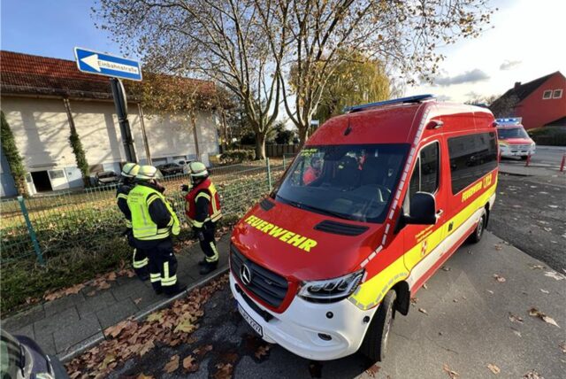 Ein Feuerwehrfahrzeug vor dem Kamener Hallenbad