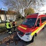 Ein Feuerwehrfahrzeug vor dem Kamener Hallenbad