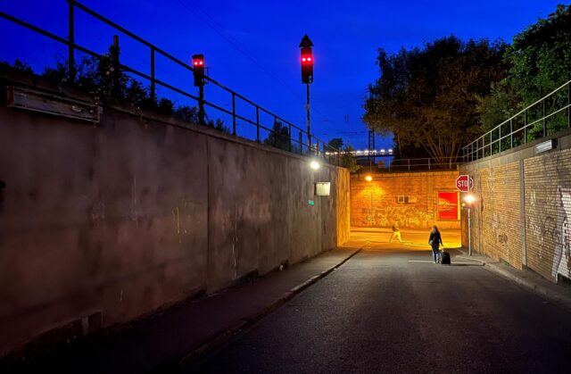 Eine Strecke zum Gruseln: Schon im Mai 2022 war die Beleuchtung auf dem 100 Meter langen westlichen Hauptzugang zum Bahnhofsgelände ausgefallen.