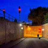 Eine Strecke zum Gruseln: Schon im Mai 2022 war die Beleuchtung auf dem 100 Meter langen westlichen Hauptzugang zum Bahnhofsgelände ausgefallen.