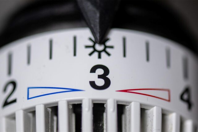 Das Thermostat einer Heizung steht auf Stufe drei. Links ist verschwommen die Stufe zwei zu sehen und rechts im Bild ist verschwommen die Stufe vier zu sehen.(Illustrationsfoto)