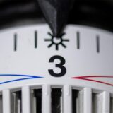 Das Thermostat einer Heizung steht auf Stufe drei. Links ist verschwommen die Stufe zwei zu sehen und rechts im Bild ist verschwommen die Stufe vier zu sehen.(Illustrationsfoto)