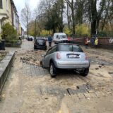 Ein Auto steht nach einem Wasserrohrbruch in Dortmund in einem Loch.
