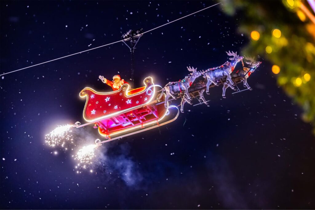 Der fliegende Weihnachtsmann fliegt über den Cranger Weihnachtszauber. Der fliegende Weihnachtsmann fliegt über den Cranger Weihnachtszauber.