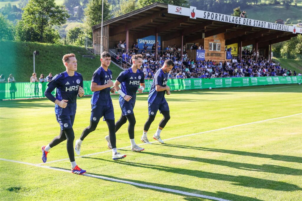 08.07.2024, Fussball, Sommervorbereitung, Saison 2024/2025, v. l. Ron-Thorben Hoffmann (FC Schalke 04), Luca Podlech (FC Schalke 04), Justin Heekeren (FC Schalke 04), Michael Langer (FC Schalke 04) 08.07.2024, Fussball, Sommervorbereitung, Saison 2024/2025, v. l. Ron-Thorben Hoffmann (FC Schalke 04), Luca Podlech (FC Schalke 04), Justin Heekeren (FC Schalke 04), Michael Langer (FC Schalke 04)
