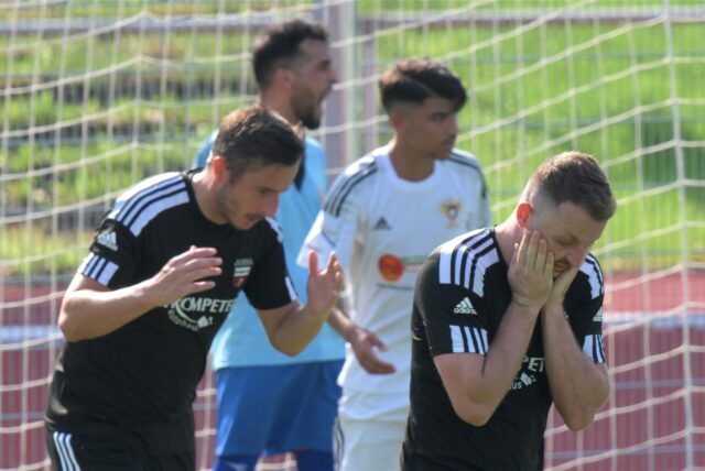 Dennis Köse (l.) und Ibrahim Hyseni verzweifeln nach einer vergebenen Torchance.