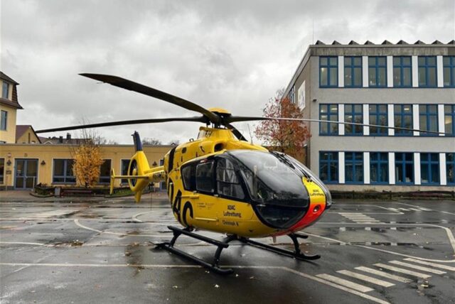 Auf dem Bild sieht man den gelben ADAC-Rettungshubschrauber Christoph 8 auf dem Schulhof der Regenbogenschule in Bergkamen-Rünthe.