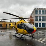 Auf dem Bild sieht man den gelben ADAC-Rettungshubschrauber Christoph 8 auf dem Schulhof der Regenbogenschule in Bergkamen-Rünthe.