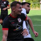 Ein Spieler des TuS Uentrop im Zweikampf mit seinem Gegenspieler von Eintracht Werne in der Kreisliga A1 Unna-Hamm.
