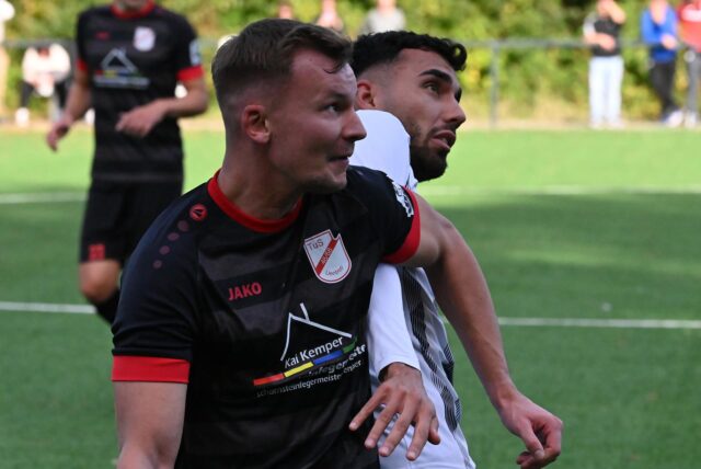 Ein Spieler des TuS Uentrop im Zweikampf mit seinem Gegenspieler von Eintracht Werne in der Kreisliga A1 Unna-Hamm.