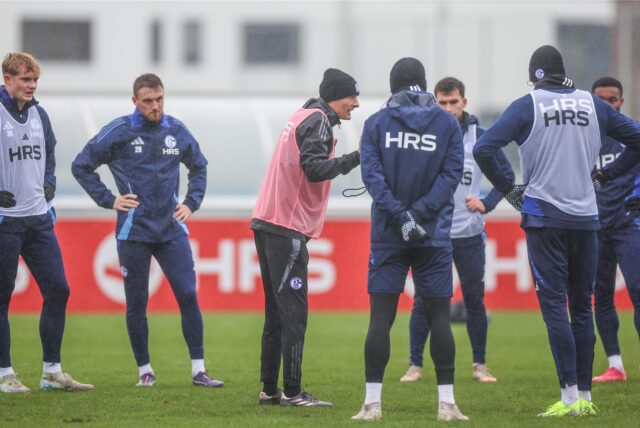 Trainer Kees van Wonderen (M.) spricht zu seinen Spielern.