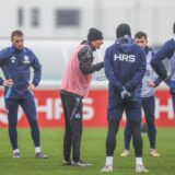 Trainer Kees van Wonderen (M.) spricht zu seinen Spielern.