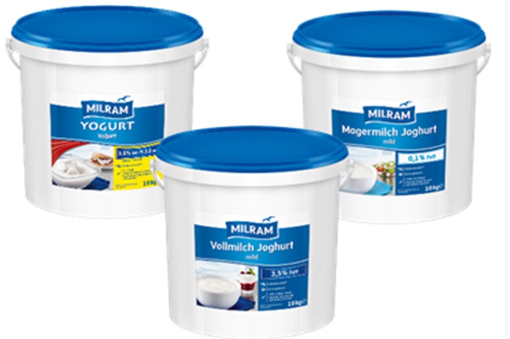 Drei Eimer Milram-Joghurt, die von dem Joghurt-RÜckruf betroffen sind.
