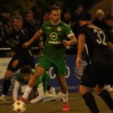 Julian Salwik (M.) und die SG Massen haben derzeit mit technischen Problemen an der Sportanlage zu kämpfen.