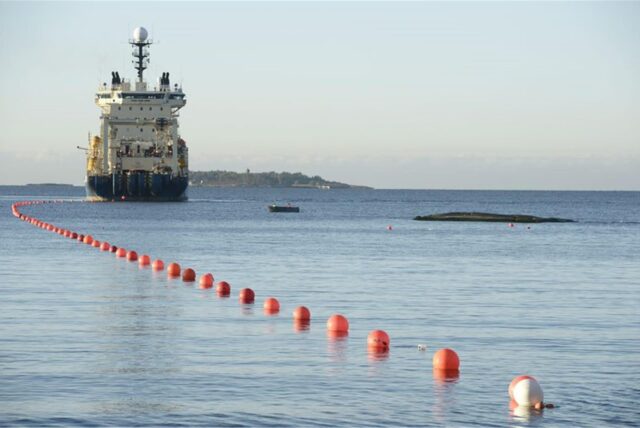 Schiff fährt auf der Ostsee.