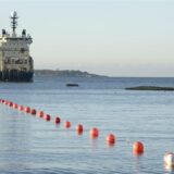 Schiff fährt auf der Ostsee.