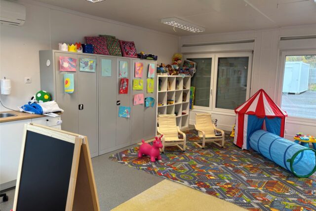 Kinderspielzeug in einem Container der Flüchtlingsunterkunft in Selm