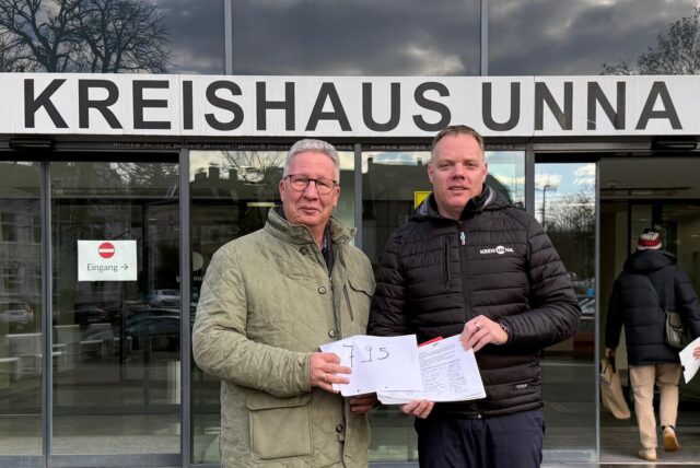 Unna-Hemmerdes Ortsvorsteher Klaus Tibbe überreicht Jens Schmülling rund 800 Unterschriften vor dem Kreishaus Unna.