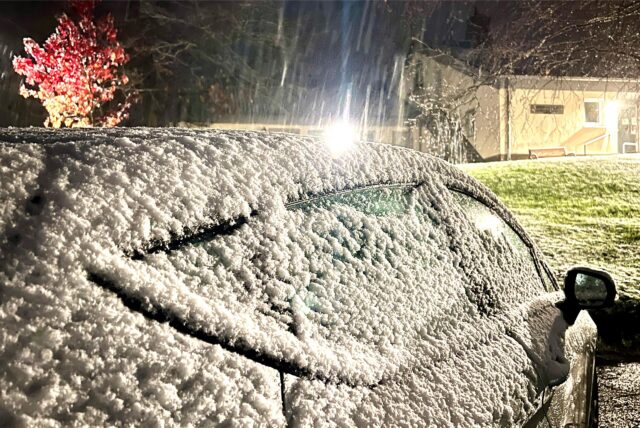 In Fröndenberg-Frömern bedeckt am späten Nachmittag des 19.11. Schnee ein Auto.